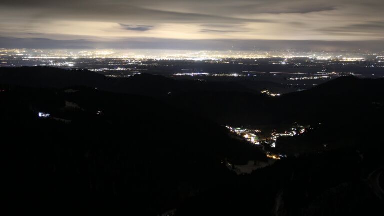 Dieses Bild zeigt eine Webcam-Aufnahme vom Achertal, aufgenommen am Sonntag, den 23.11.2025 um 20:00 Uhr. Die Temperatur betrug -0.3°C.