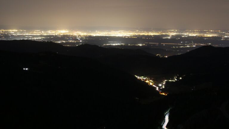 Dieses Bild zeigt eine Webcam-Aufnahme vom Achertal, aufgenommen am Donnerstag, den 13.11.2025 um 06:10 Uhr. Die Temperatur betrug 15.8°C.