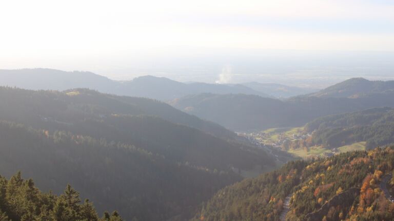 Dieses Bild zeigt eine Webcam-Aufnahme vom Achertal, aufgenommen am Donnerstag, den 30.10.2025 um 16:10 Uhr. Die Temperatur betrug 8.3°C.