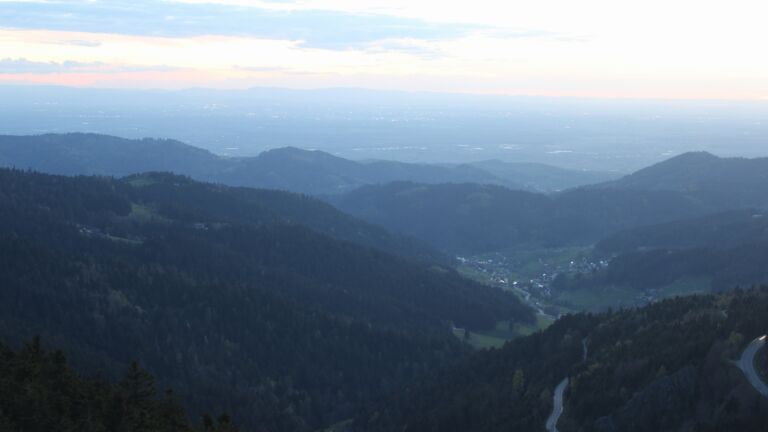 Dieses Bild zeigt eine Webcam-Aufnahme vom Achertal, aufgenommen am Donnerstag, den 16.04.2026 um 20:40 Uhr. Die Temperatur betrug 12.7°C.