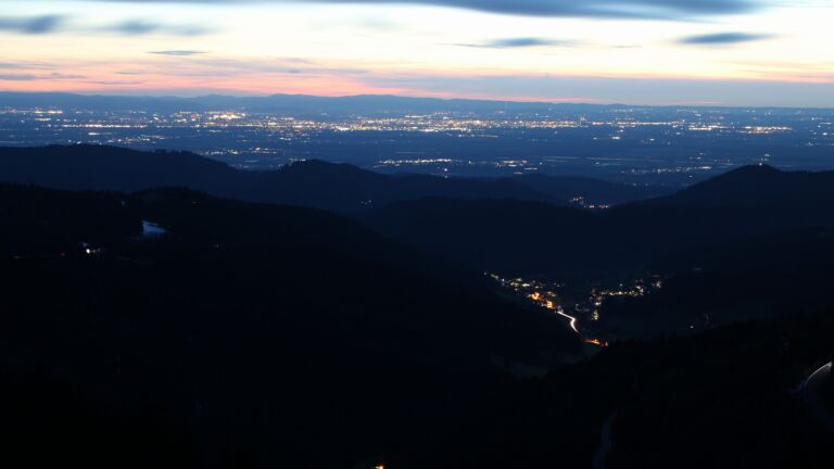 Dieses Bild zeigt eine Webcam-Aufnahme vom Achertal, aufgenommen am Samstag, den 04.04.2026 um 20:50 Uhr. Die Temperatur betrug 7.4°C.