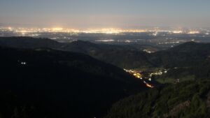 Dieses Bild zeigt eine Webcam-Aufnahme vom Achertal, aufgenommen am Freitag, den 01.05.2026 um 23:30 Uhr. Die Temperatur betrug 12.5°C.