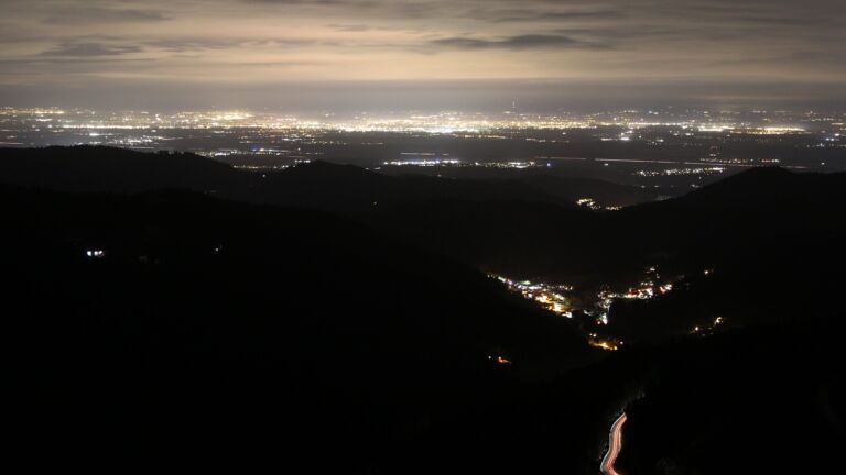 Dieses Bild zeigt eine Webcam-Aufnahme vom Achertal, aufgenommen am Freitag, den 19.12.2025 um 23:00 Uhr. Die Temperatur betrug 6.2°C.