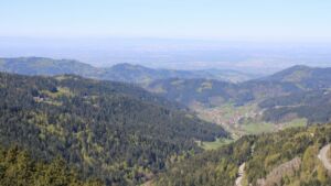 Dieses Bild zeigt eine Webcam-Aufnahme vom Achertal, aufgenommen am Donnerstag, den 23.04.2026 um 12:00 Uhr. Die Temperatur betrug 12.2°C.