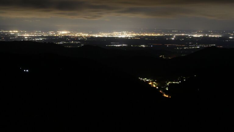 Dieses Bild zeigt eine Webcam-Aufnahme vom Achertal, aufgenommen am Mittwoch, den 06.05.2026 um 04:20 Uhr. Die Temperatur betrug 7.4°C.