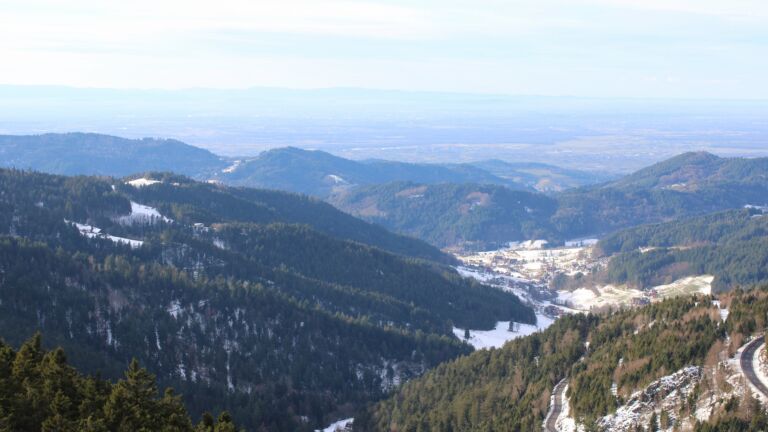 Dieses Bild zeigt eine Webcam-Aufnahme vom Achertal, aufgenommen am Dienstag, den 13.01.2026 um 14:10 Uhr. Die Temperatur betrug 7.1°C.