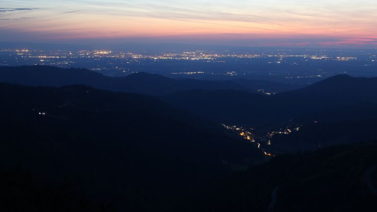 Dieses Bild zeigt eine Webcam-Aufnahme vom Achertal, aufgenommen am Samstag, den 09.05.2026 um 21:50 Uhr. Die Temperatur betrug 12.5°C.