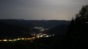 Dieses Bild zeigt eine Webcam-Aufnahme vom Achertal, aufgenommen am Sonntag, den 24.05.2026 um 23:30 Uhr. Die Temperatur betrug 21.7°C.
