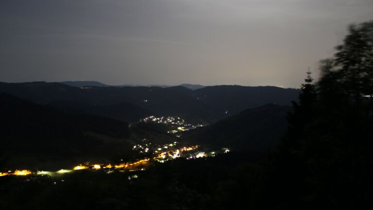 Dieses Bild zeigt eine Webcam-Aufnahme vom Achertal, aufgenommen am Sonntag, den 24.05.2026 um 23:30 Uhr. Die Temperatur betrug 21.7°C.