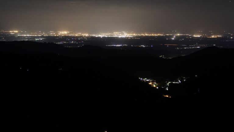 Dieses Bild zeigt eine Webcam-Aufnahme vom Achertal, aufgenommen am Mittwoch, den 30.04.2025 um 00:30 Uhr. Die Temperatur betrug 13°C.