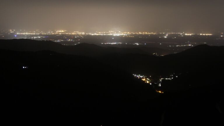 Dieses Bild zeigt eine Webcam-Aufnahme vom Achertal, aufgenommen am Samstag, den 15.11.2025 um 04:00 Uhr. Die Temperatur betrug 11.6°C.