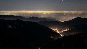 Dieses Bild zeigt eine Webcam-Aufnahme vom Achertal, aufgenommen am Samstag, den 27.12.2025 um 21:00 Uhr. Die Temperatur betrug 4.5°C.