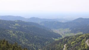 Dieses Bild zeigt eine Webcam-Aufnahme vom Achertal, aufgenommen am Montag, den 27.04.2026 um 15:50 Uhr. Die Temperatur betrug 15.6°C.