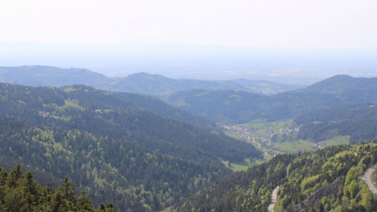 Dieses Bild zeigt eine Webcam-Aufnahme vom Achertal, aufgenommen am Montag, den 27.04.2026 um 15:50 Uhr. Die Temperatur betrug 15.6°C.