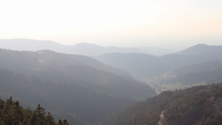 Dieses Bild zeigt eine Webcam-Aufnahme vom Achertal, aufgenommen am Freitag, den 20.03.2026 um 17:30 Uhr. Die Temperatur betrug 8.6°C.