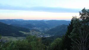 Dieses Bild zeigt eine Webcam-Aufnahme vom Achertal, aufgenommen am Mittwoch, den 26.08.2026 um 20:10 Uhr. Die Temperatur betrug 22.2°C.