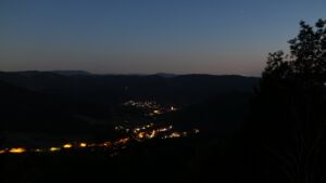 Dieses Bild zeigt eine Webcam-Aufnahme vom Achertal, aufgenommen am Montag, den 27.07.2026 um 22:20 Uhr. Die Temperatur betrug 17°C.
