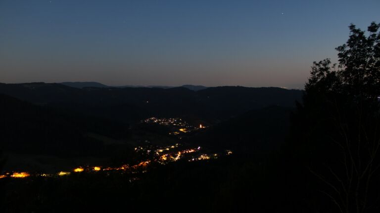 Dieses Bild zeigt eine Webcam-Aufnahme vom Achertal, aufgenommen am Montag, den 27.07.2026 um 22:20 Uhr. Die Temperatur betrug 17°C.
