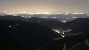 Dieses Bild zeigt eine Webcam-Aufnahme vom Achertal, aufgenommen am Freitag, den 27.02.2026 um 20:00 Uhr. Die Temperatur betrug 13.3°C.