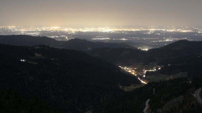 Dieses Bild zeigt eine Webcam-Aufnahme vom Achertal, aufgenommen am Freitag, den 27.02.2026 um 20:00 Uhr. Die Temperatur betrug 13.3°C.