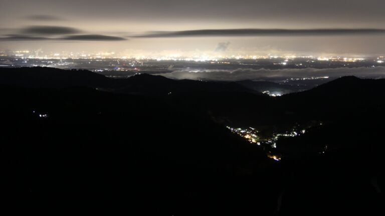 Dieses Bild zeigt eine Webcam-Aufnahme vom Achertal, aufgenommen am Donnerstag, den 25.09.2025 um 21:30 Uhr. Die Temperatur betrug 5.7°C.