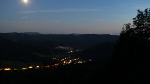 Dieses Bild zeigt eine Webcam-Aufnahme vom Achertal, aufgenommen am Donnerstag, den 23.07.2026 um 22:20 Uhr. Die Temperatur betrug 15.9°C.