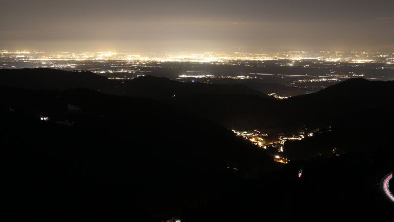 Dieses Bild zeigt eine Webcam-Aufnahme vom Achertal, aufgenommen am Freitag, den 16.01.2026 um 19:00 Uhr. Die Temperatur betrug 5.9°C.