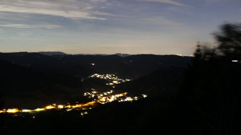 Dieses Bild zeigt eine Webcam-Aufnahme vom Achertal, aufgenommen am Sonntag, den 23.08.2026 um 21:50 Uhr. Die Temperatur betrug 15.3°C.