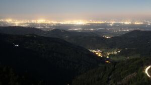 Dieses Bild zeigt eine Webcam-Aufnahme vom Achertal, aufgenommen am Donnerstag, den 30.04.2026 um 22:20 Uhr. Die Temperatur betrug 6.8°C.