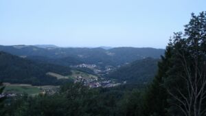 Dieses Bild zeigt eine Webcam-Aufnahme vom Achertal, aufgenommen am Samstag, den 04.07.2026 um 05:00 Uhr. Die Temperatur betrug 16°C.