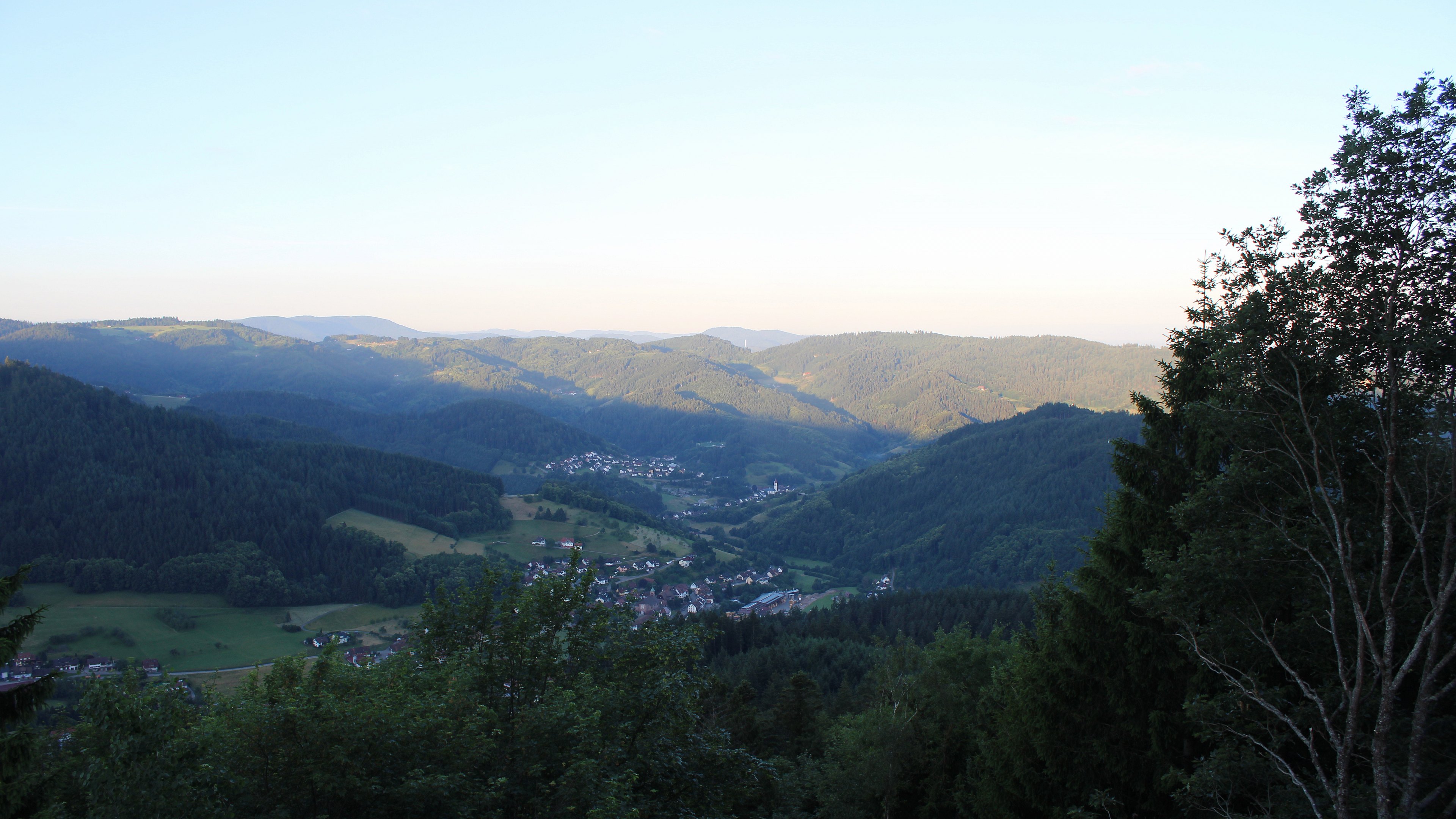Dieses Bild zeigt eine Webcam-Aufnahme vom Achertal, aufgenommen am Montag, den 15.06.2026 um 06:10 Uhr. Die Temperatur betrug 10°C.