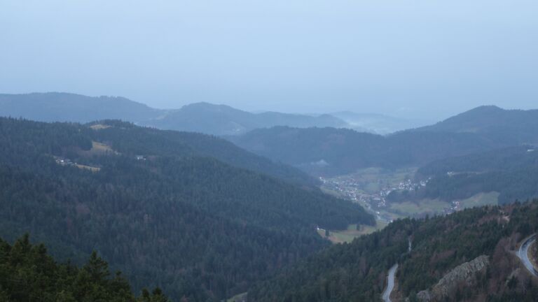 Dieses Bild zeigt eine Webcam-Aufnahme vom Achertal, aufgenommen am Samstag, den 20.12.2025 um 08:10 Uhr. Die Temperatur betrug 4.4°C.