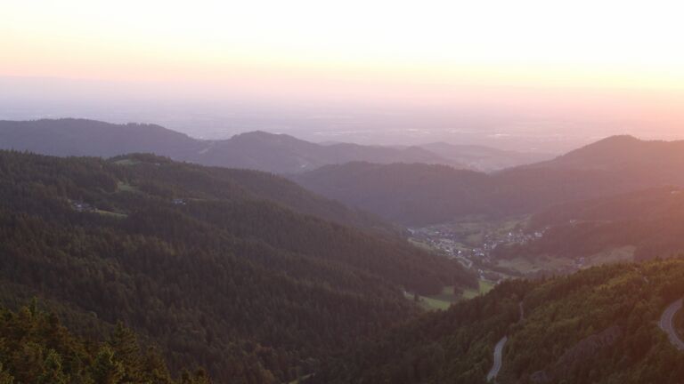 Dieses Bild zeigt eine Webcam-Aufnahme vom Achertal, aufgenommen am Freitag, den 30.05.2025 um 21:10 Uhr. Die Temperatur betrug 21.9°C.