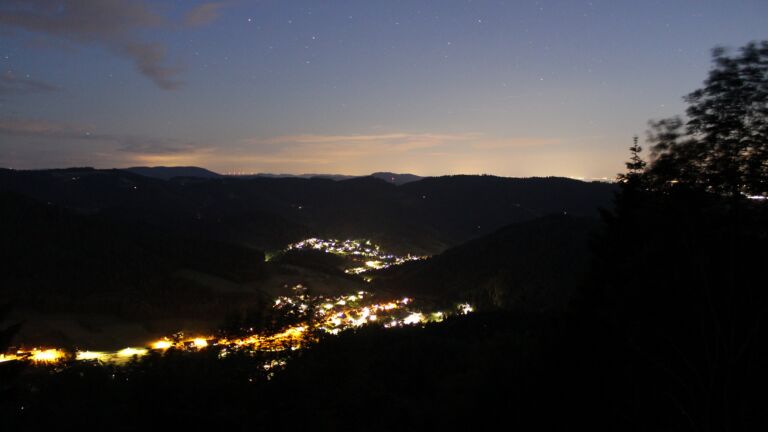 Dieses Bild zeigt eine Webcam-Aufnahme vom Achertal, aufgenommen am Freitag, den 05.06.2026 um 23:10 Uhr. Die Temperatur betrug 12.9°C.