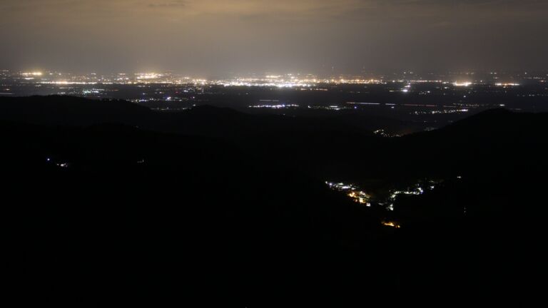Dieses Bild zeigt eine Webcam-Aufnahme vom Achertal, aufgenommen am Dienstag, den 20.05.2025 um 02:00 Uhr. Die Temperatur betrug 11°C.