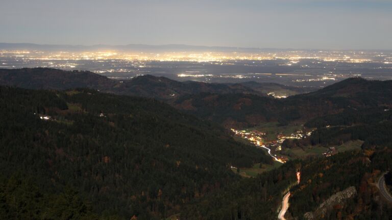 Dieses Bild zeigt eine Webcam-Aufnahme vom Achertal, aufgenommen am Mittwoch, den 05.11.2025 um 20:00 Uhr. Die Temperatur betrug 11.8°C.