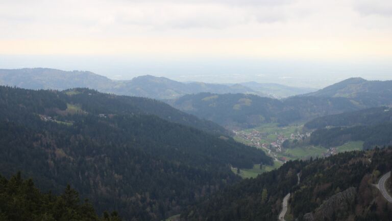 Dieses Bild zeigt eine Webcam-Aufnahme vom Achertal, aufgenommen am Mittwoch, den 15.04.2026 um 17:30 Uhr. Die Temperatur betrug 9.4°C.