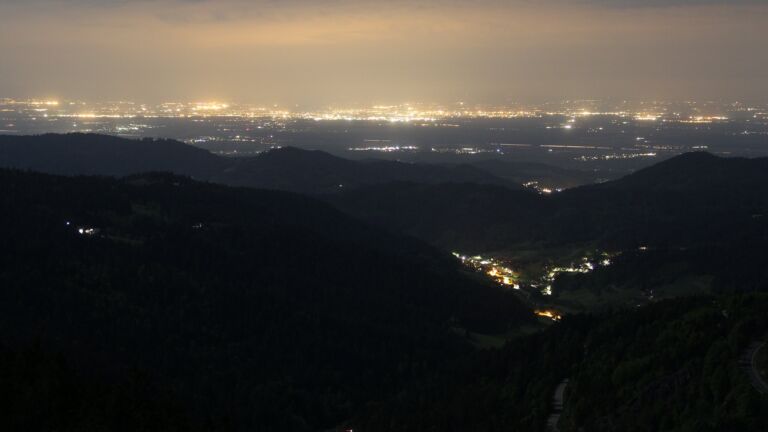 Dieses Bild zeigt eine Webcam-Aufnahme vom Achertal, aufgenommen am Mittwoch, den 07.05.2025 um 22:50 Uhr. Die Temperatur betrug 4.9°C.