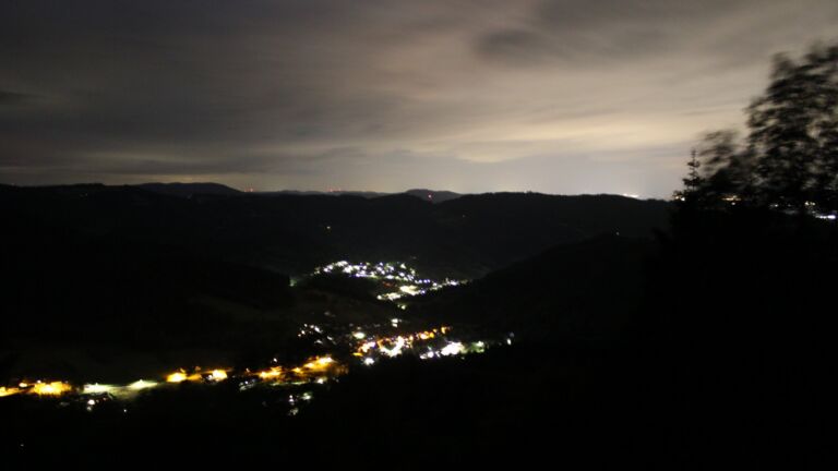 Dieses Bild zeigt eine Webcam-Aufnahme vom Achertal, aufgenommen am Sonntag, den 07.06.2026 um 02:30 Uhr. Die Temperatur betrug 13°C.