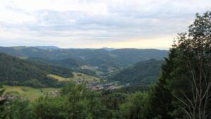 Dieses Bild zeigt eine Webcam-Aufnahme vom Achertal, aufgenommen am Dienstag, den 09.06.2026 um 20:50 Uhr. Die Temperatur betrug 13.1°C.