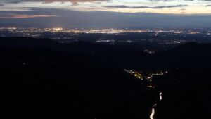 Dieses Bild zeigt eine Webcam-Aufnahme vom Achertal, aufgenommen am Dienstag, den 22.04.2025 um 21:30 Uhr. Die Temperatur betrug 9.2°C.