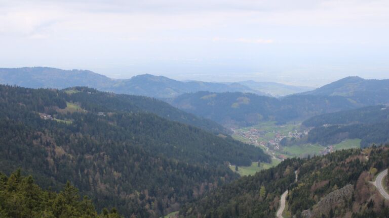 Dieses Bild zeigt eine Webcam-Aufnahme vom Achertal, aufgenommen am Mittwoch, den 15.04.2026 um 12:10 Uhr. Die Temperatur betrug 8.1°C.