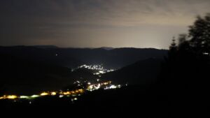Dieses Bild zeigt eine Webcam-Aufnahme vom Achertal, aufgenommen am Mittwoch, den 15.07.2026 um 03:30 Uhr. Die Temperatur betrug 21.7°C.