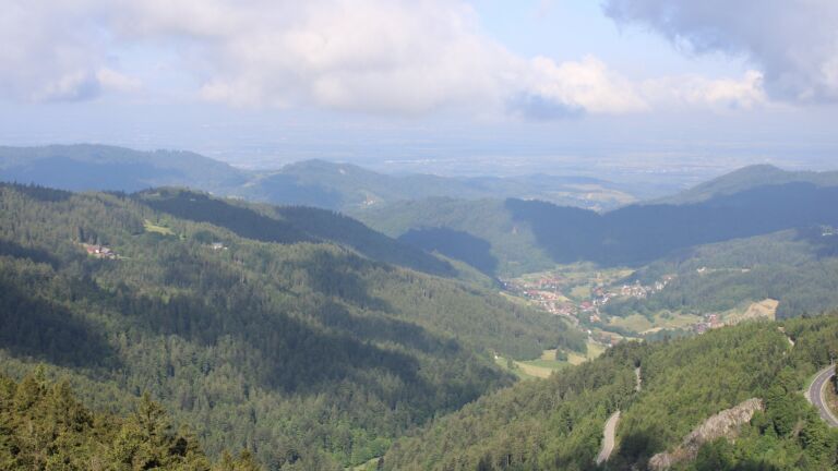 Dieses Bild zeigt eine Webcam-Aufnahme vom Achertal, aufgenommen am Freitag, den 23.05.2025 um 09:40 Uhr. Die Temperatur betrug 5.8°C.