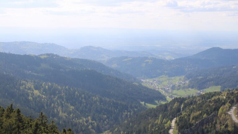 Dieses Bild zeigt eine Webcam-Aufnahme vom Achertal, aufgenommen am Sonntag, den 19.04.2026 um 16:20 Uhr. Die Temperatur betrug 8.8°C.