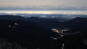 Dieses Bild zeigt eine Webcam-Aufnahme vom Achertal, aufgenommen am Dienstag, den 02.12.2025 um 02:00 Uhr. Die Temperatur betrug 2.1°C.