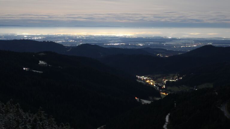 Dieses Bild zeigt eine Webcam-Aufnahme vom Achertal, aufgenommen am Dienstag, den 02.12.2025 um 02:00 Uhr. Die Temperatur betrug 2.1°C.