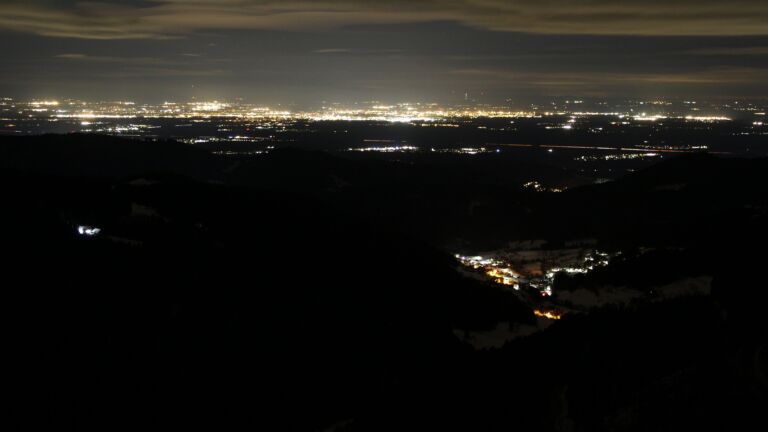 Dieses Bild zeigt eine Webcam-Aufnahme vom Achertal, aufgenommen am Dienstag, den 13.01.2026 um 03:30 Uhr. Die Temperatur betrug 3.4°C.