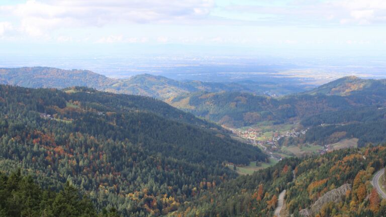 Dieses Bild zeigt eine Webcam-Aufnahme vom Achertal, aufgenommen am Samstag, den 18.10.2025 um 12:00 Uhr. Die Temperatur betrug 6.8°C.