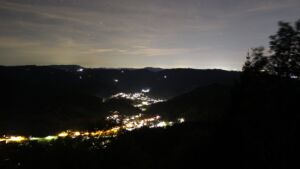 Dieses Bild zeigt eine Webcam-Aufnahme vom Achertal, aufgenommen am Donnerstag, den 15.10.2026 um 21:00 Uhr. Die Temperatur betrug 15.6°C.